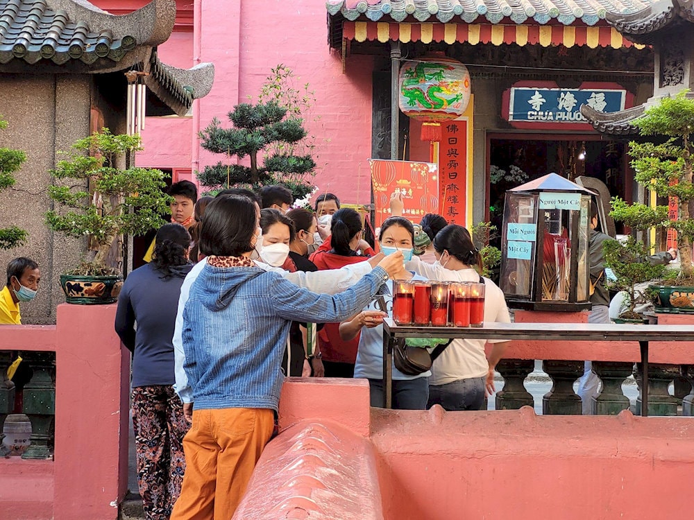 Đông đảo du khách tới cầu duyên tại chùa Bà Thiên Hậu